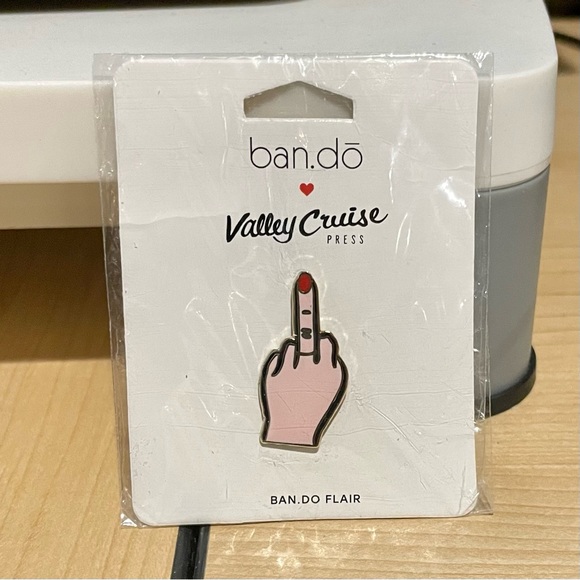 NWT Ban.do Flair Accessory Middle Finger Lapel Pin, Unique and Great Gift 🎁 - Picture 1 of 1